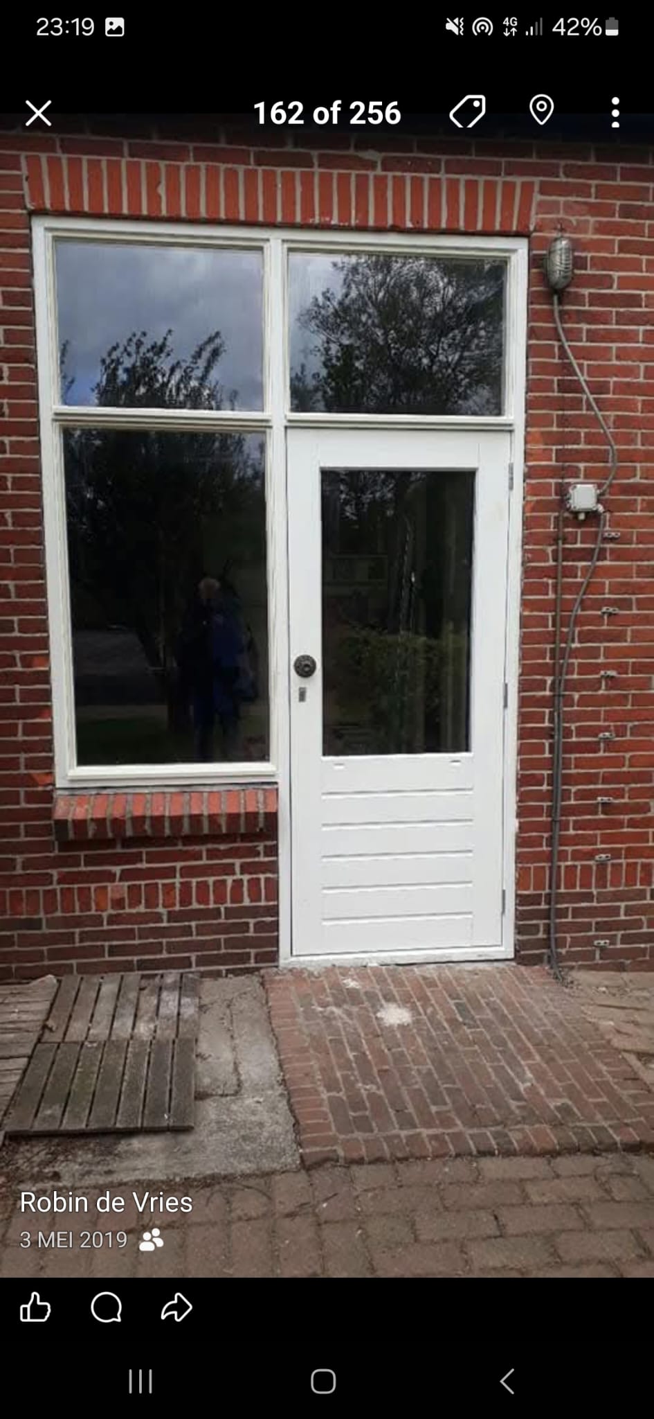 Nieuwe deur met kozijn en glas